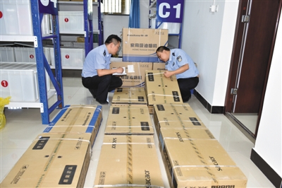 警方查獲嫌疑人暫住地的假冒名牌抽油煙機。 警方供圖