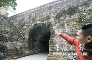 養(yǎng)路工用稀泥敷危橋裂縫排險(xiǎn)(圖)