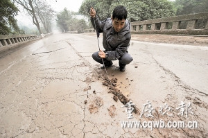 養(yǎng)路工用稀泥敷危橋裂縫排險(xiǎn)(圖)