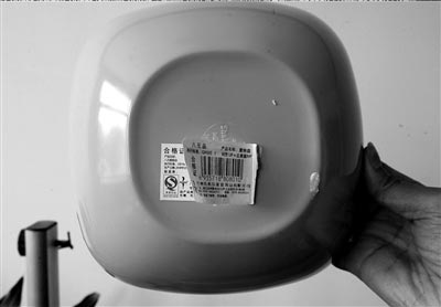 有毒仿瓷餐具貼上新標(biāo)識后繼續(xù)銷售涉嫌欺詐