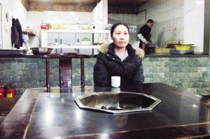 鍋里吃出蒼蠅還有頭發(fā) 店方寫(xiě)保證只負(fù)責(zé)2小時(shí)