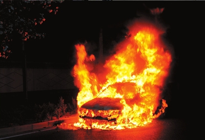大眾寶來行駛中突然自燃轎車基本報(bào)廢(圖)