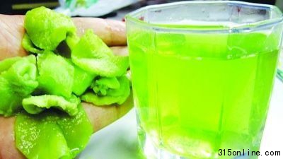 現(xiàn)場(chǎng)查到的脫水萵筍干泡水后褪色很嚴(yán)重。