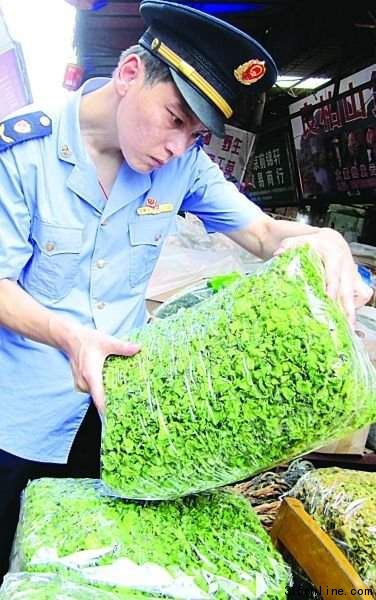 南京工商部門從市場(chǎng)內(nèi)查出過(guò)綠的萵筍干。李海勇 攝
