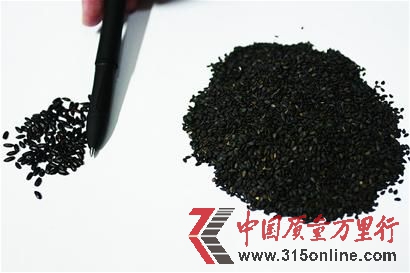 在50克黑芝麻中挑出的黑香米(左)。 朱軍 攝記者 段德國(guó)