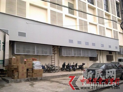 十多個(gè)空調(diào)機(jī)外機(jī)與冰柜壓縮器與小區(qū)僅幾米之隔。新民網(wǎng)記者卜春艷 現(xiàn)場(chǎng)回傳