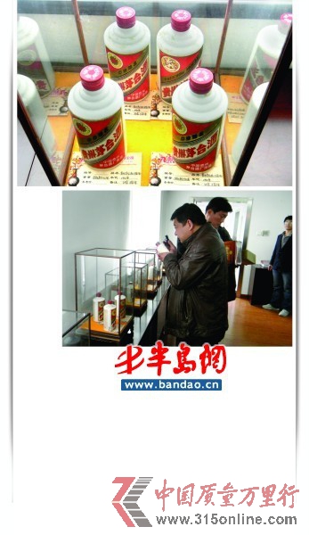 ▲拍賣會(huì)上展出的1990年鐵蓋五星貴州茅臺(tái) ▲ 一位競(jìng)拍者用儀器觀測(cè)陳年茅臺(tái)的標(biāo)簽 ▲拍賣會(huì)上展出的1990年鐵蓋五星貴州茅臺(tái) ▲ 一位競(jìng)拍者用儀器觀測(cè)陳年茅臺(tái)的標(biāo)簽