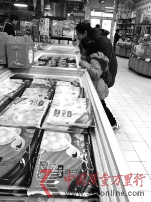目前市面所售的湯圓,對于餡料中具體的成分比例沒有硬性規(guī)定記者 馮云云 攝