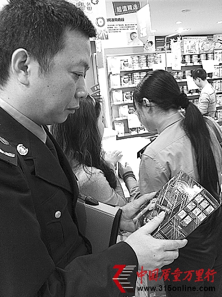 執(zhí)法人員發(fā)現沒有QS標志的亨氏奶粉 記者 劉敏 實習生 周怡 攝 執(zhí)法人員發(fā)現沒有QS標志的亨氏奶粉 記者 劉敏 實習生 周怡 攝