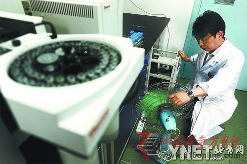 工作人員搬來電風(fēng)扇為設(shè)備降溫 工作人員搬來電風(fēng)扇為設(shè)備降溫