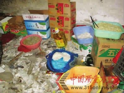 ■危房內(nèi)隨處堆放的食材 陳浩 攝