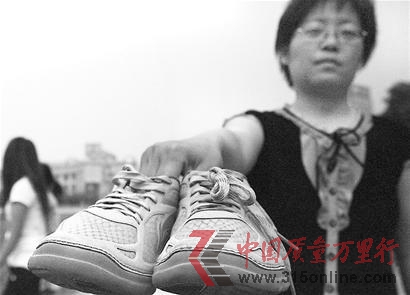 李寧鞋被曝買兩天鞋頭卷毛邊受消費者質(zhì)疑