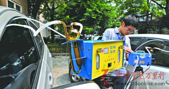 中國測試技術研究院室內環(huán)境檢測站的工作人員檢測車內有害氣體 中國測試技術研究院室內環(huán)境檢測站的工作人員檢測車內有害氣體