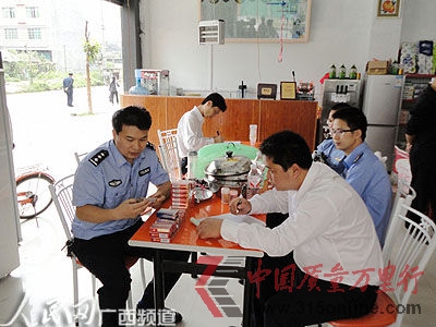圖為:聯(lián)合檢查組暫扣無證卷煙現(xiàn)場。